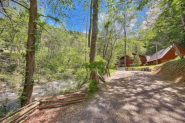 7 Bedroom Smoky Mountain Cabin Near Stream | Sleeps 17